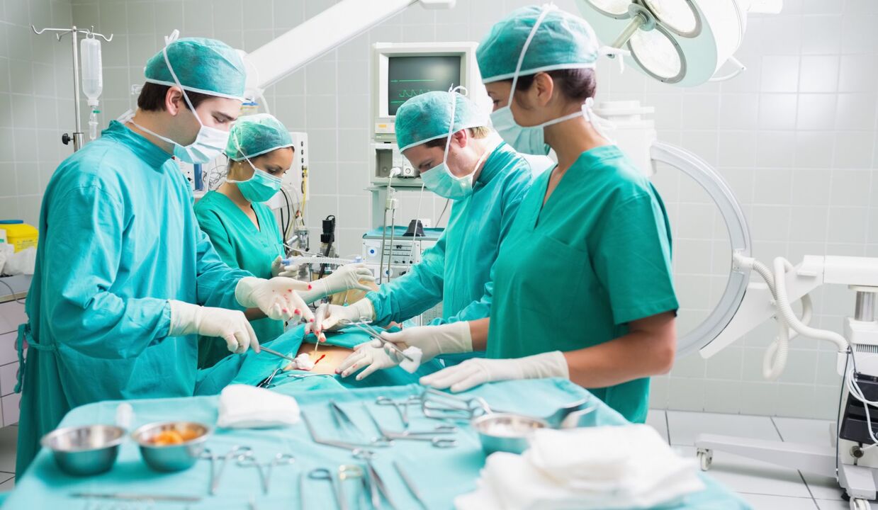 Ķirurgi veic operāciju, lai palielinātu vīrieša dzimumlocekli